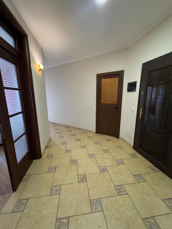 Jepet apartament me qera 3+1+2+2