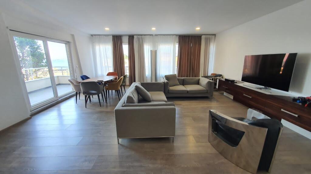 Jepet apartament me qera 2+1+2