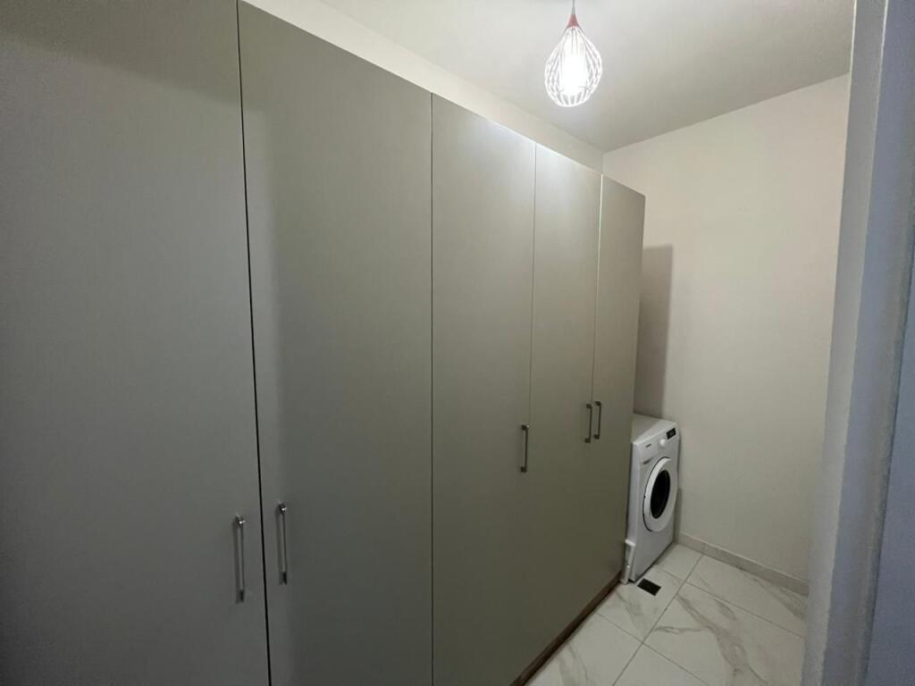 📣 AFFITTO SUPER Appartamento 1+1 📍 Golden Park Residence, Di fronte all'Ospedale Americano 3 ✨   🏢 Nuova Costruzione  🪜 8° Piano (Con Ascensore)  🛋️ Arredato con Condizioni Moderne   💶 Prezzo 45.000 Lek/Mese