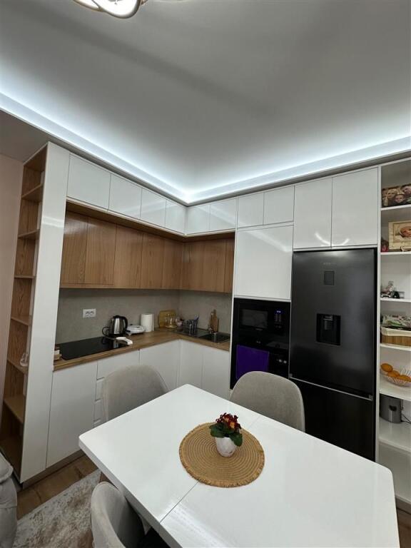 Shitet Apartament 2+1