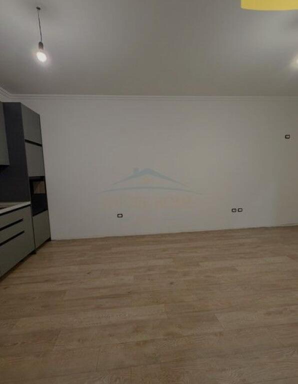 Apartament 1+1 Me Qira në Komunën e Parisit, Tiranë