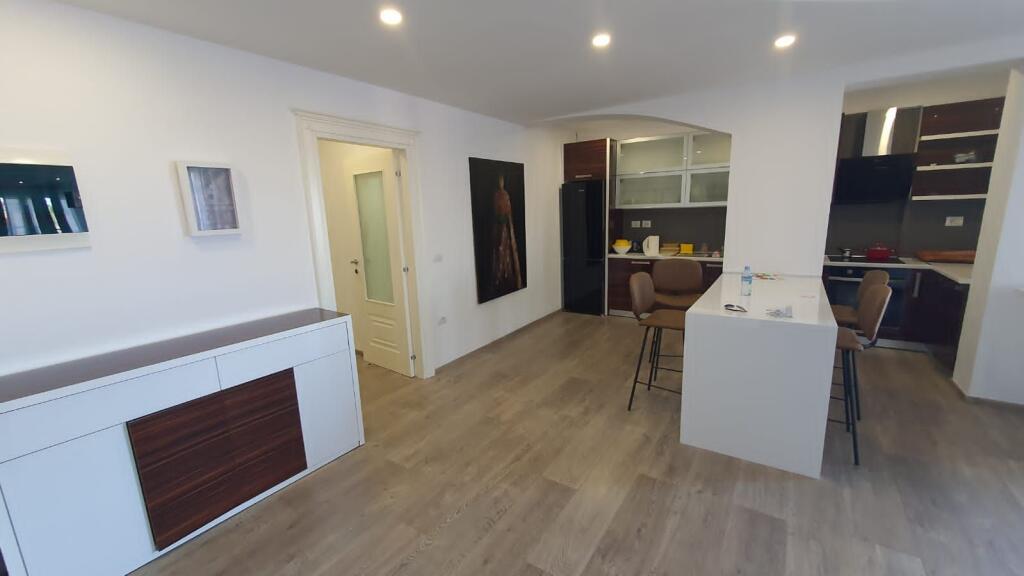 Jepet apartament me qera 2+1+2