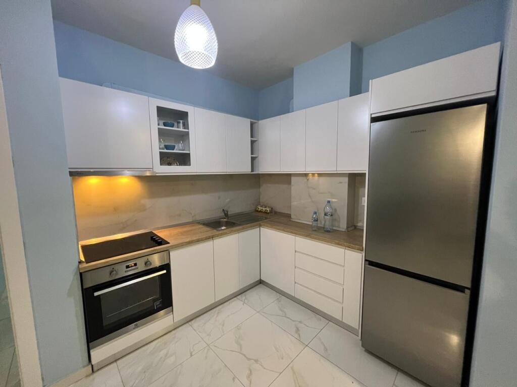 📣 AFFITTO SUPER Appartamento 1+1 📍 Golden Park Residence, Di fronte all'Ospedale Americano 3 ✨   🏢 Nuova Costruzione  🪜 8° Piano (Con Ascensore)  🛋️ Arredato con Condizioni Moderne   💶 Prezzo 45.000 Lek/Mese