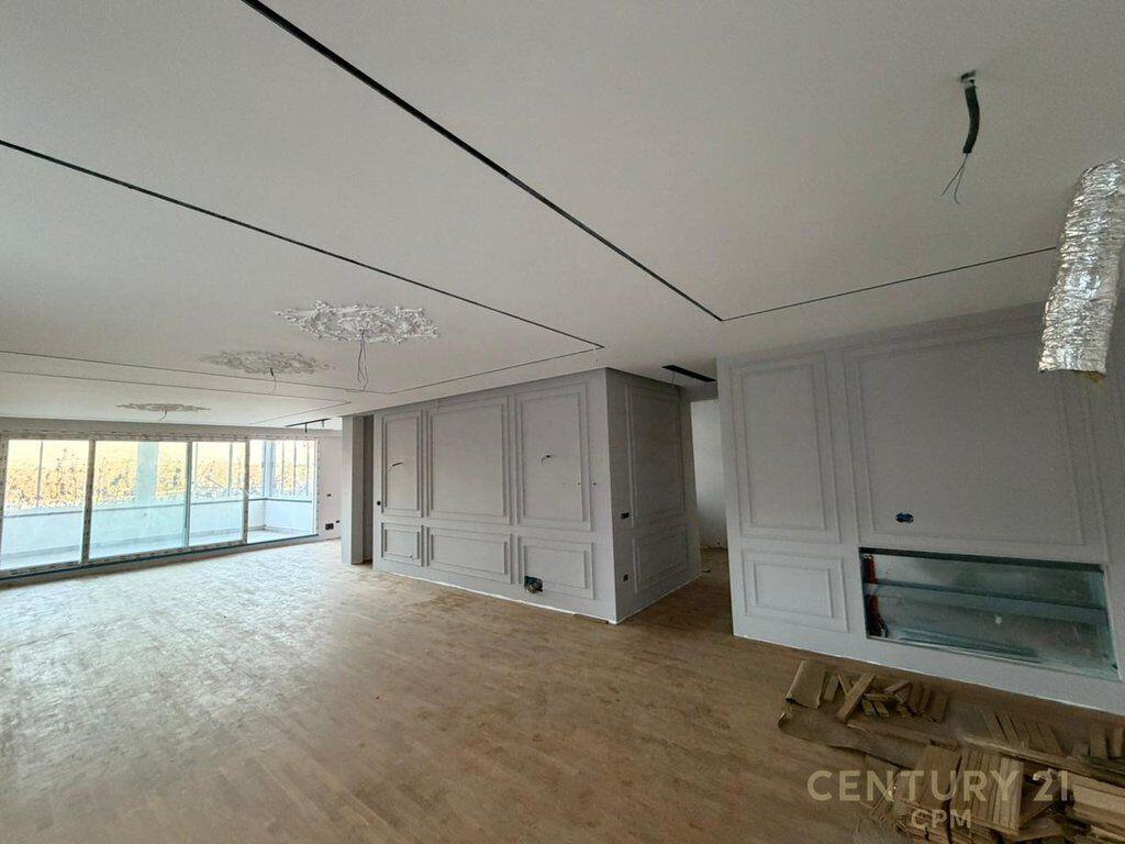 Shitet apartament luksoz 3+1 në Kompleksin FZ, Liqeni Thatë