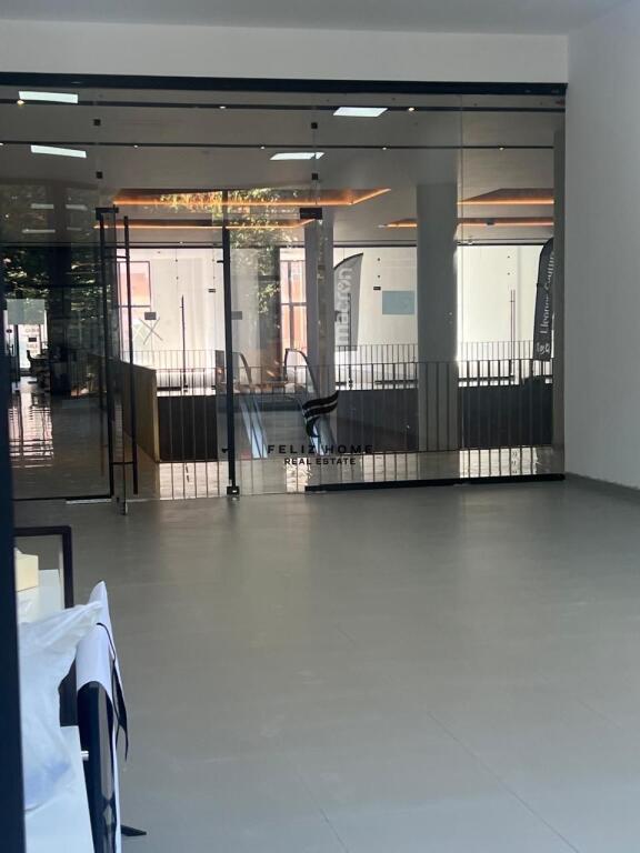 LOCALE COMMERCIALE IN AFFITTO 75 M2 STRADA DI KAVAJES 150.000 LEKE