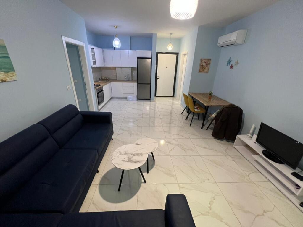 📣 AFFITTO SUPER Appartamento 1+1 📍 Golden Park Residence, Di fronte all'Ospedale Americano 3 ✨   🏢 Nuova Costruzione  🪜 8° Piano (Con Ascensore)  🛋️ Arredato con Condizioni Moderne   💶 Prezzo 45.000 Lek/Mese