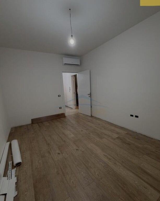 Apartament 1+1 Me Qira në Komunën e Parisit, Tiranë