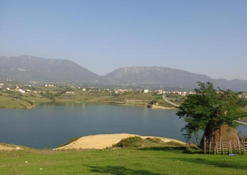 Shitet Truall me Akses Rrugor – Farkë, Pamje nga Liqeni