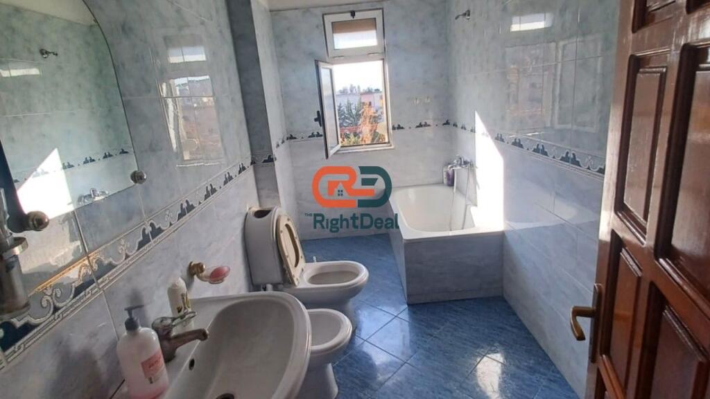 Ne Porcelan, Shitet Apartament 2+1 Ideal Per Banim!!!