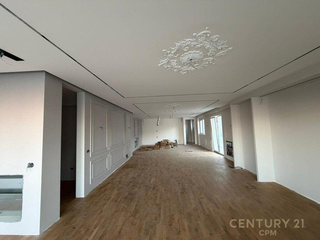 Shitet apartament luksoz 3+1 në Kompleksin FZ, Liqeni Thatë