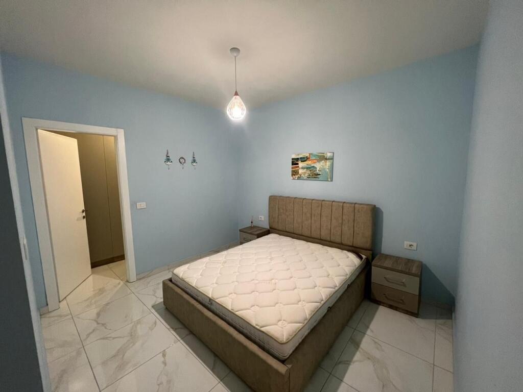 📣 AFFITTO SUPER Appartamento 1+1 📍 Golden Park Residence, Di fronte all'Ospedale Americano 3 ✨   🏢 Nuova Costruzione  🪜 8° Piano (Con Ascensore)  🛋️ Arredato con Condizioni Moderne   💶 Prezzo 45.000 Lek/Mese