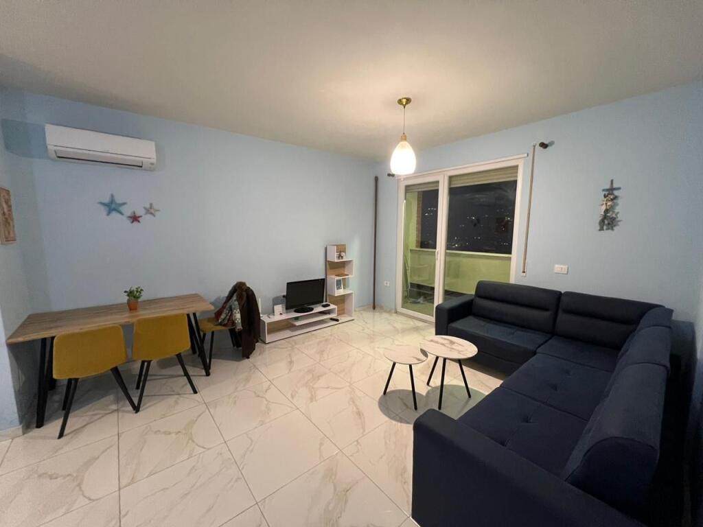 📣 AFFITTO SUPER Appartamento 1+1 📍 Golden Park Residence, Di fronte all'Ospedale Americano 3 ✨   🏢 Nuova Costruzione  🪜 8° Piano (Con Ascensore)  🛋️ Arredato con Condizioni Moderne   💶 Prezzo 45.000 Lek/Mese