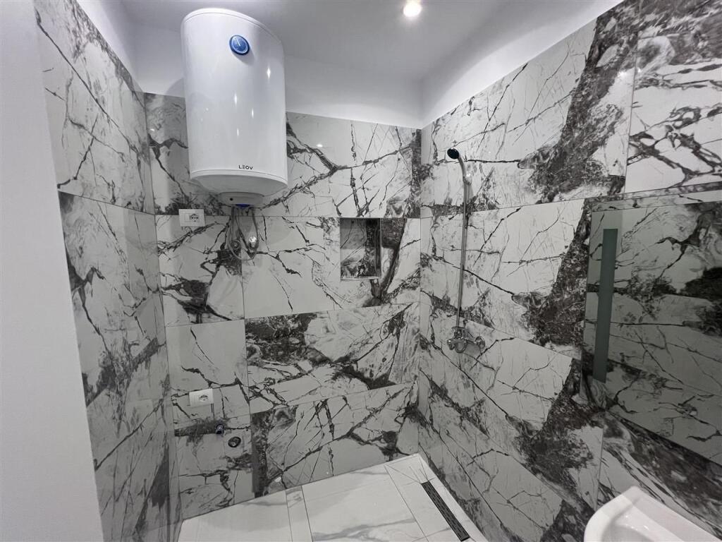 OFFICE FOR RENT+ PARKING SPACE PARIS COMMUNE 600 EURO