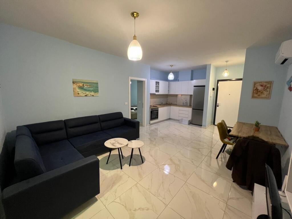 📣 AFFITTO SUPER Appartamento 1+1 📍 Golden Park Residence, Di fronte all'Ospedale Americano 3 ✨   🏢 Nuova Costruzione  🪜 8° Piano (Con Ascensore)  🛋️ Arredato con Condizioni Moderne   💶 Prezzo 45.000 Lek/Mese
