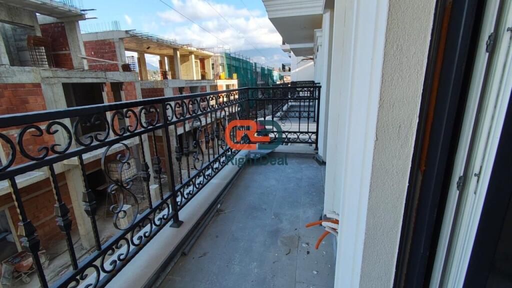 Tek Kompleksi Tirana Porta E Re ,Shitet Apartament 1+1 Me Cmim Okazion!!