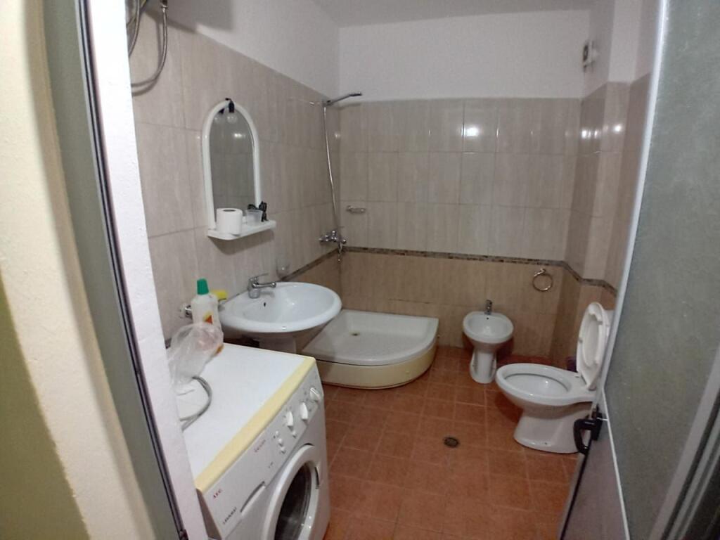 Jepet apartament me qera 1+1