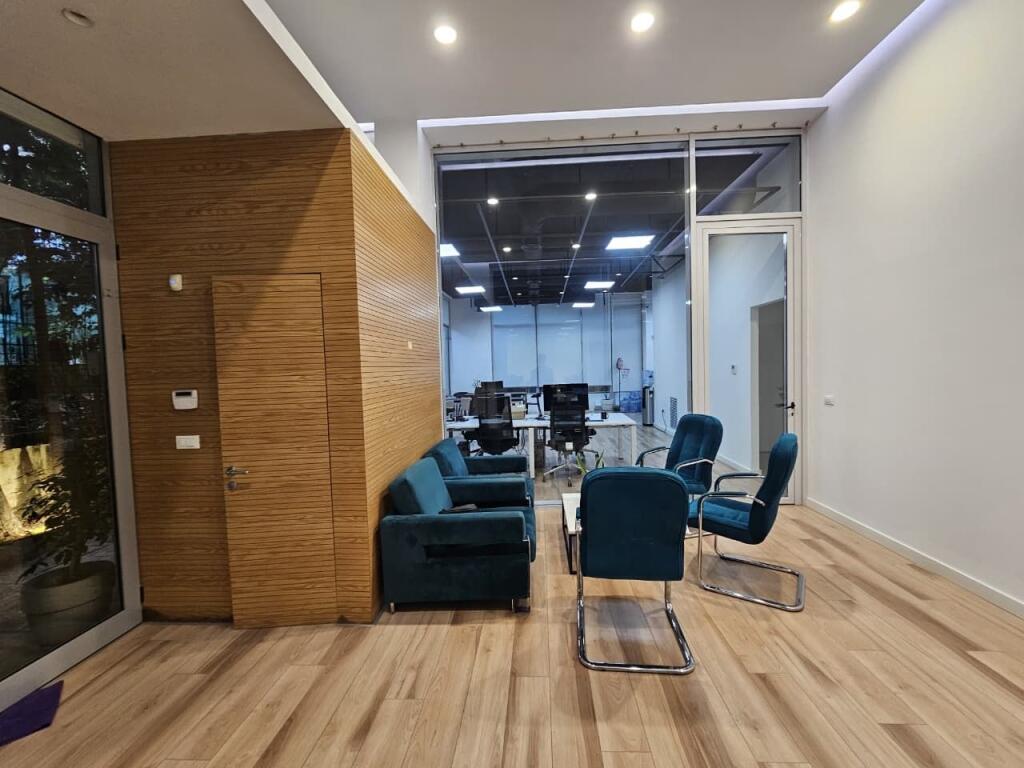 Ambjent biznesi me qera,kopshti botanik,2000 euro bruto