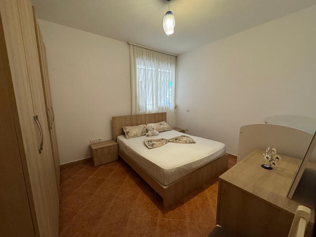 Jepet apartament me qera 1+1 qender durres cmimi 350 euro
