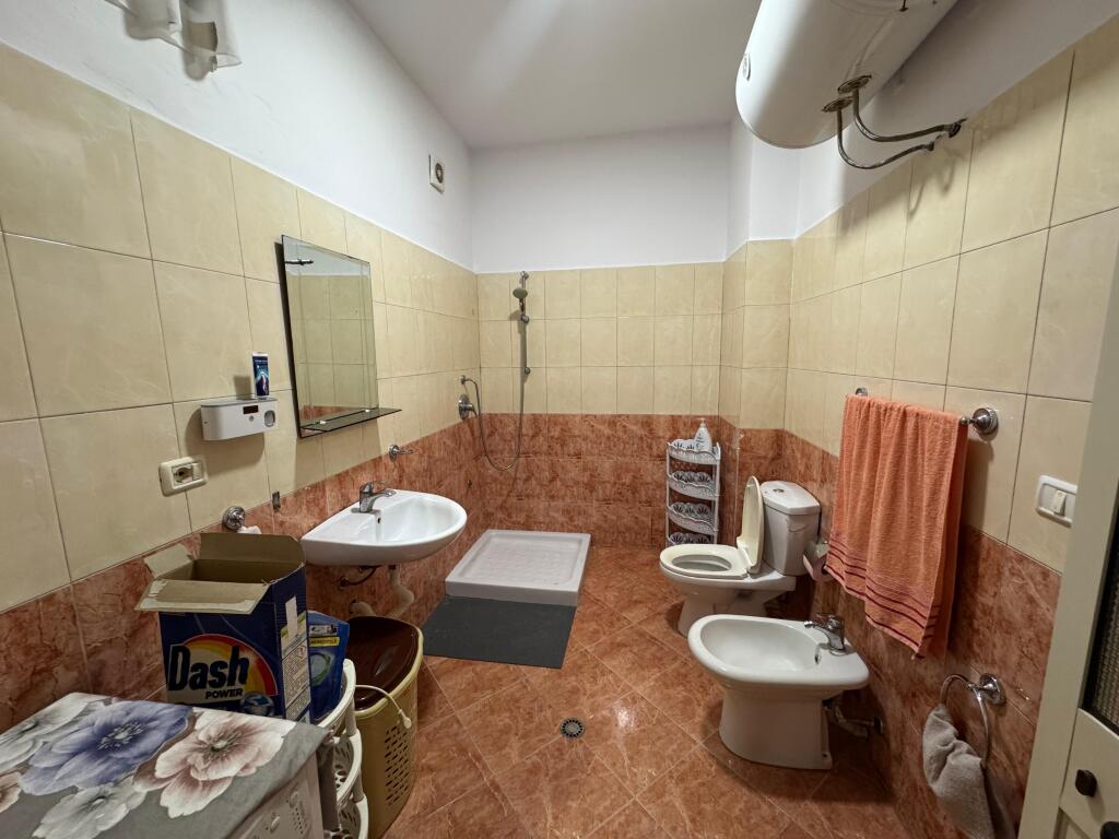 Jepet apartament me qera 1+1 qender durres cmimi 350 euro