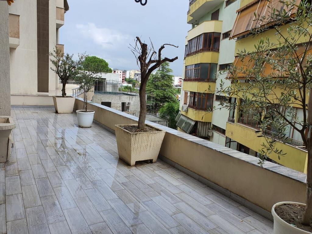 Jepet me qera Apartament i mobiluar,  i ri, 1+1+verande