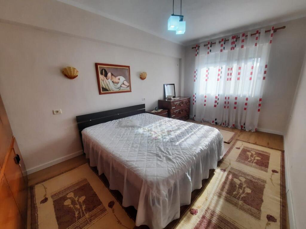 Jepet apartament me qera 2+1 qender DURRES