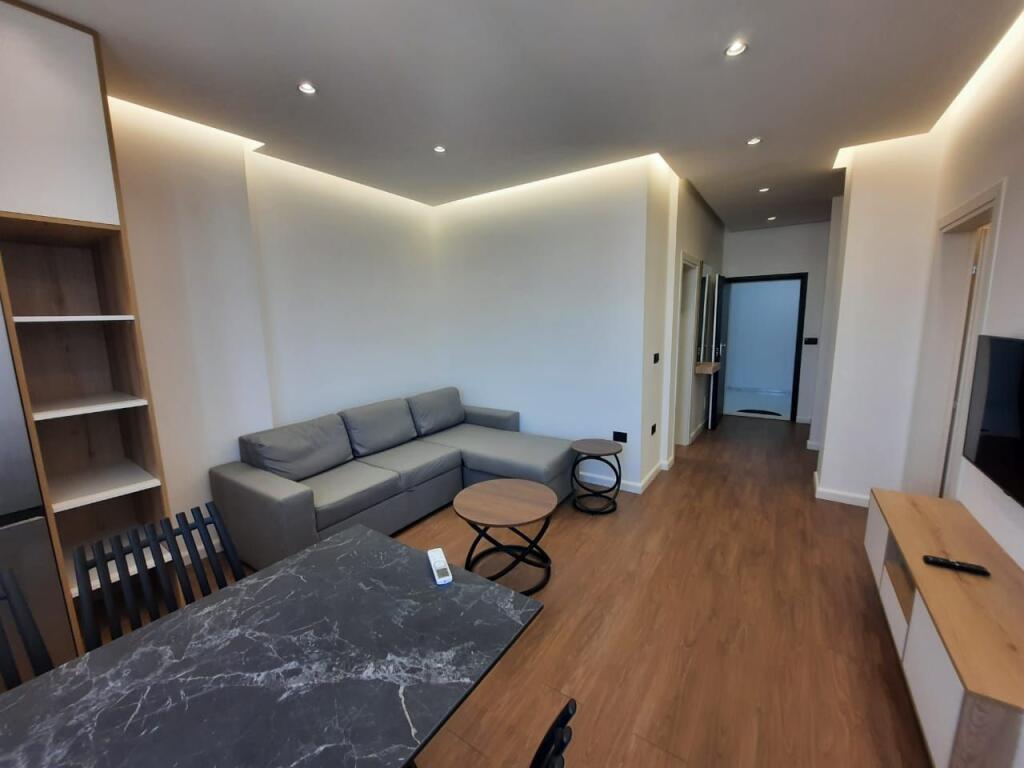 Jepet apartament me qera  2+1 ne qender te durresit