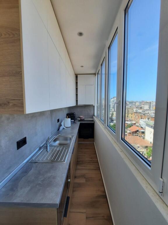 Jepet apartament me qera  2+1 ne qender te durresit