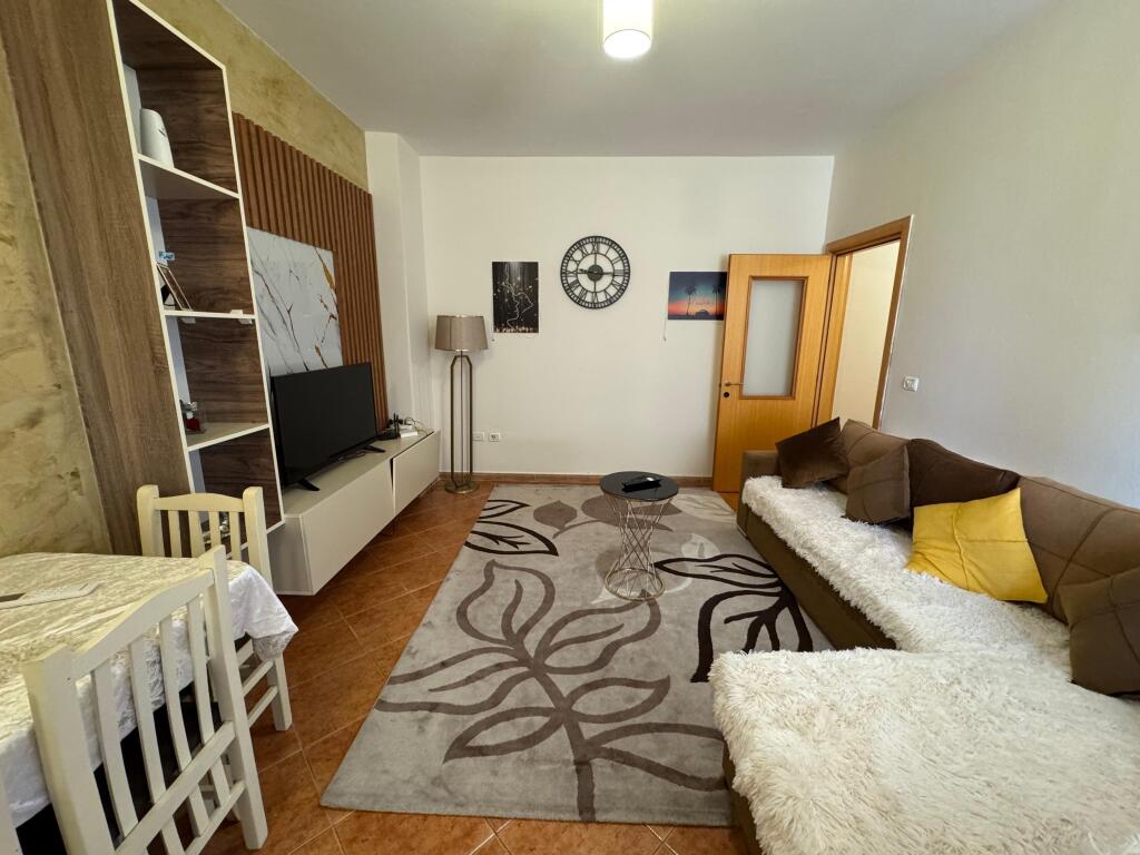 Jepet apartament me qera 1+1 qender durres cmimi 350 euro