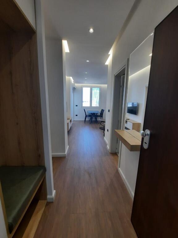 Jepet apartament me qera  2+1 ne qender te durresit