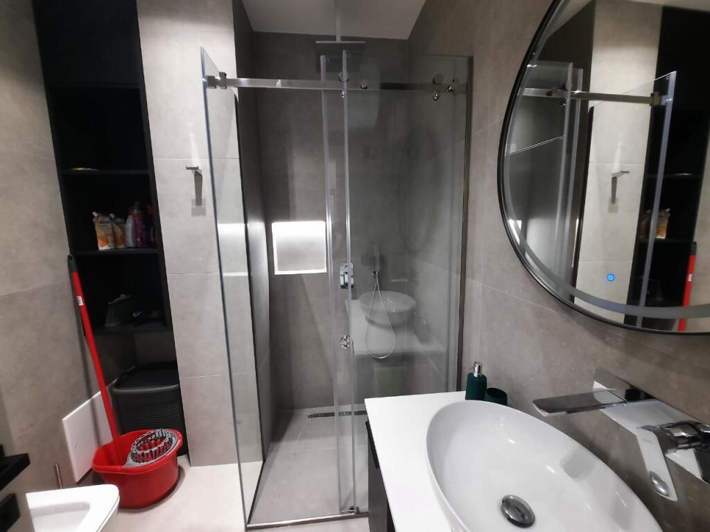 Jepet apartament me qera  2+1 ne qender te durresit