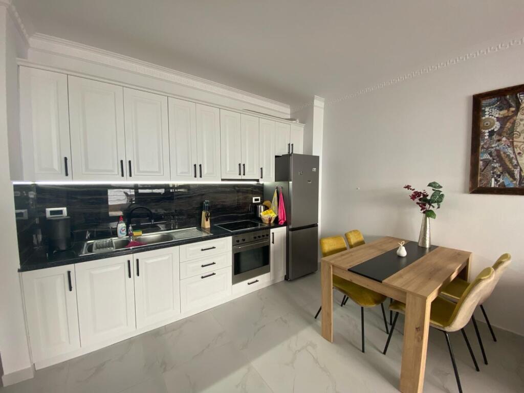 Jepet apartament me qera 1+1 me pamje fantastike nga deti