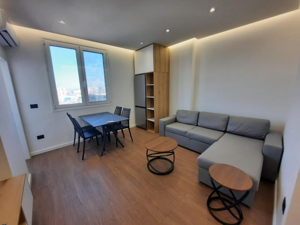 Jepet apartament me qera  2+1 ne qender te durresit