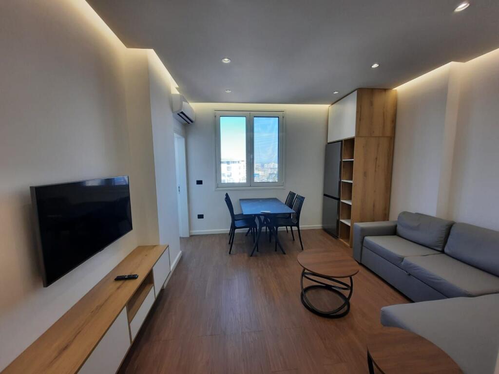 Jepet apartament me qera  2+1 ne qender te durresit