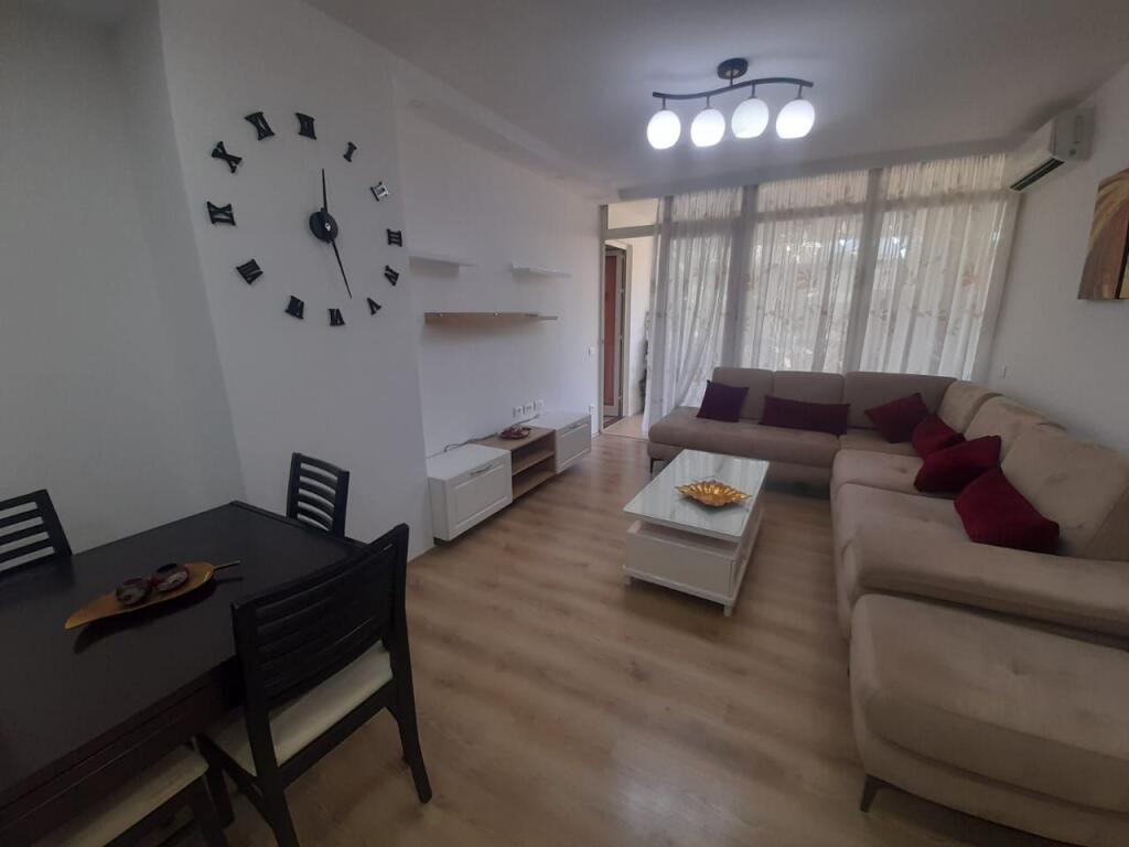 Jepet apartament me qera 3+1+2