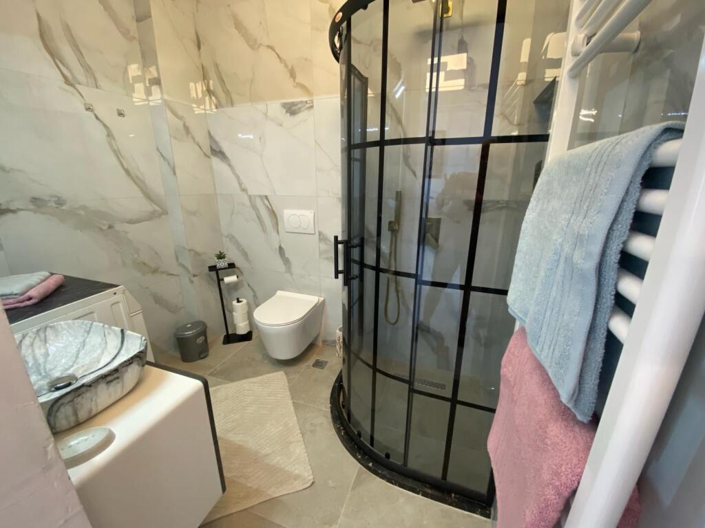 Jepet apartament me qera 1+1 me pamje fantastike nga deti