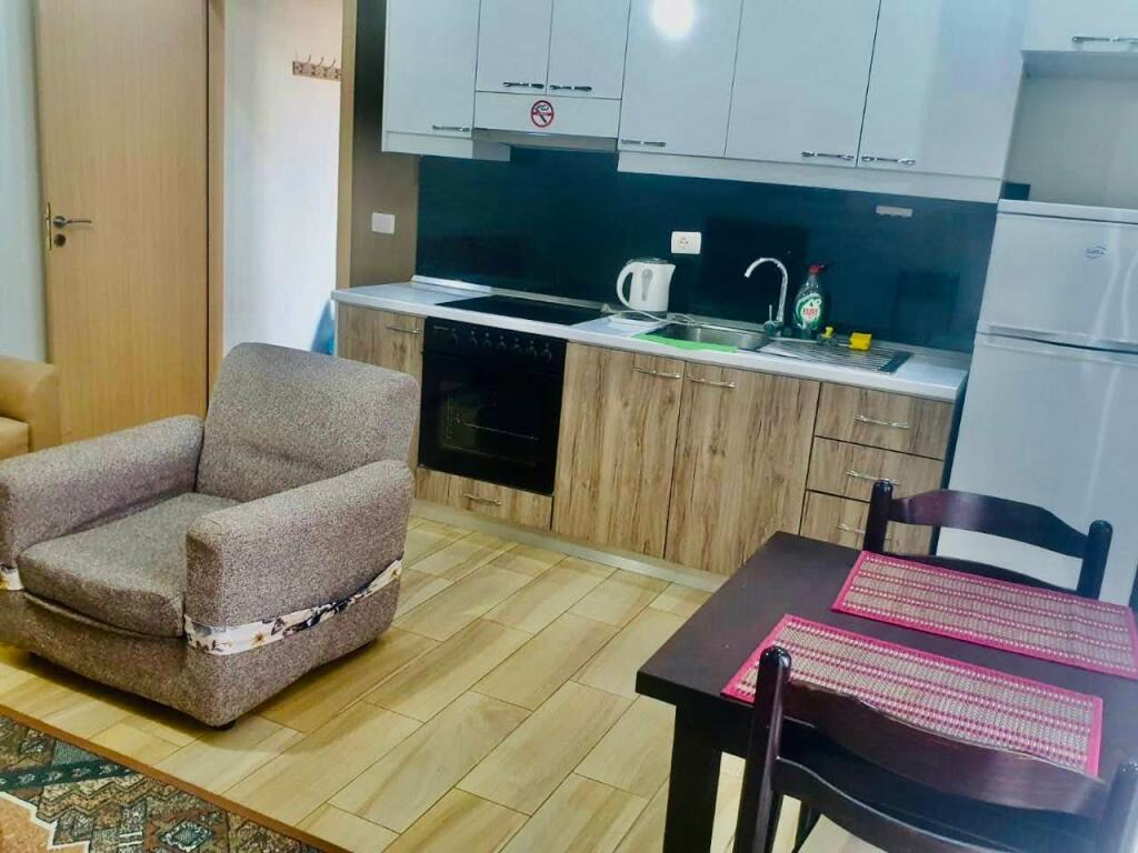 Jepet me qera Apartament i mobiluar,  i ri, 1+1+verande