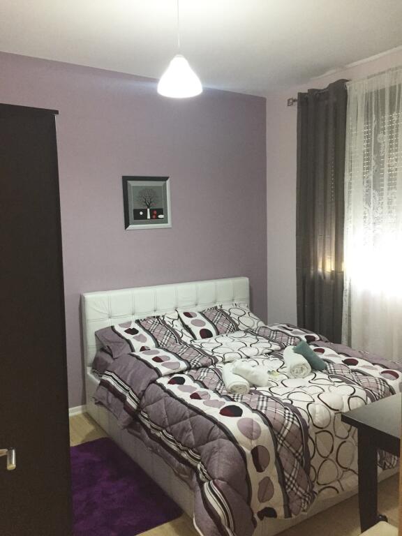Jepet me qera Apartament i mobiluar,  i ri, 1+1+verande