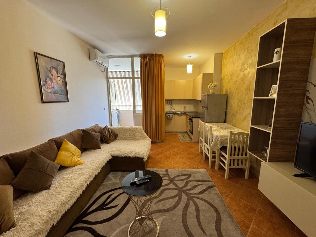 Jepet apartament me qera 1+1 qender durres cmimi 350 euro