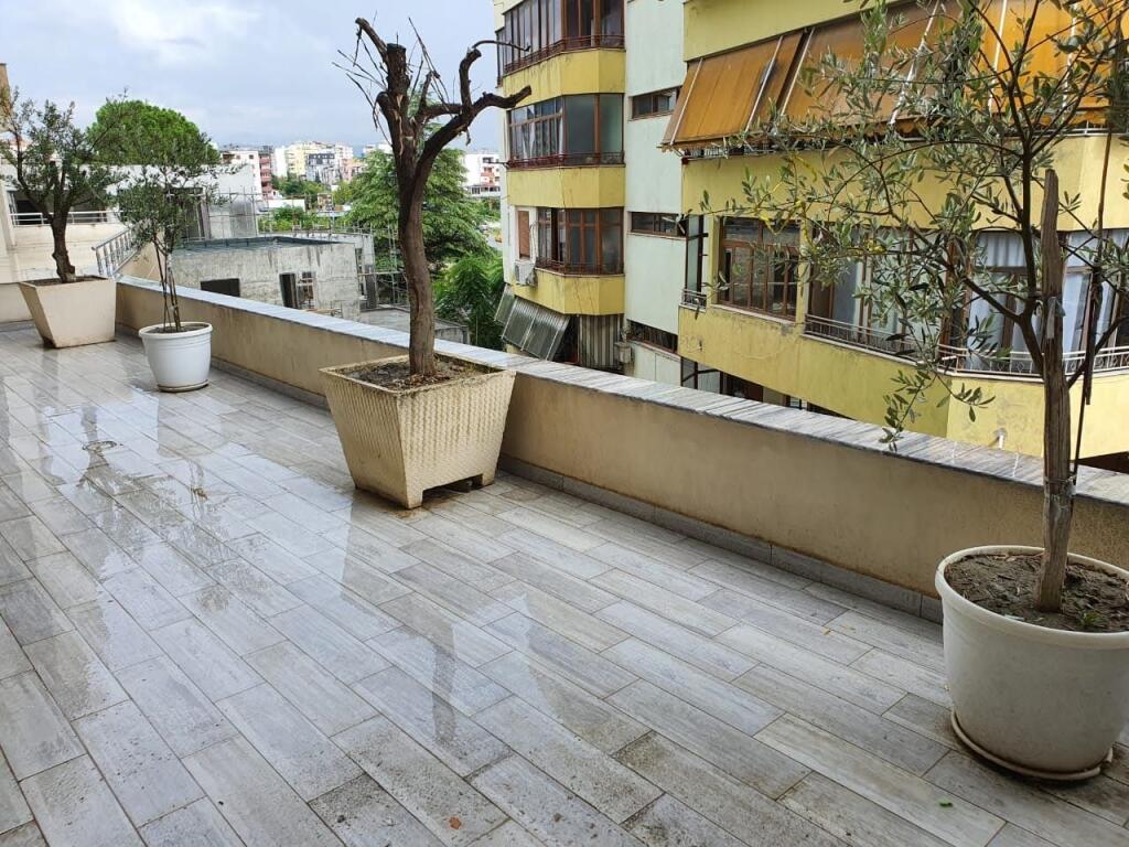 Jepet me qera Apartament i mobiluar,  i ri, 1+1+verande