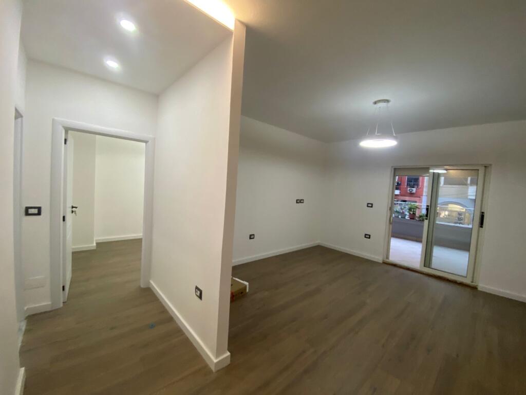 Shesim apart 1+1 me verande te Komuna e Parisit