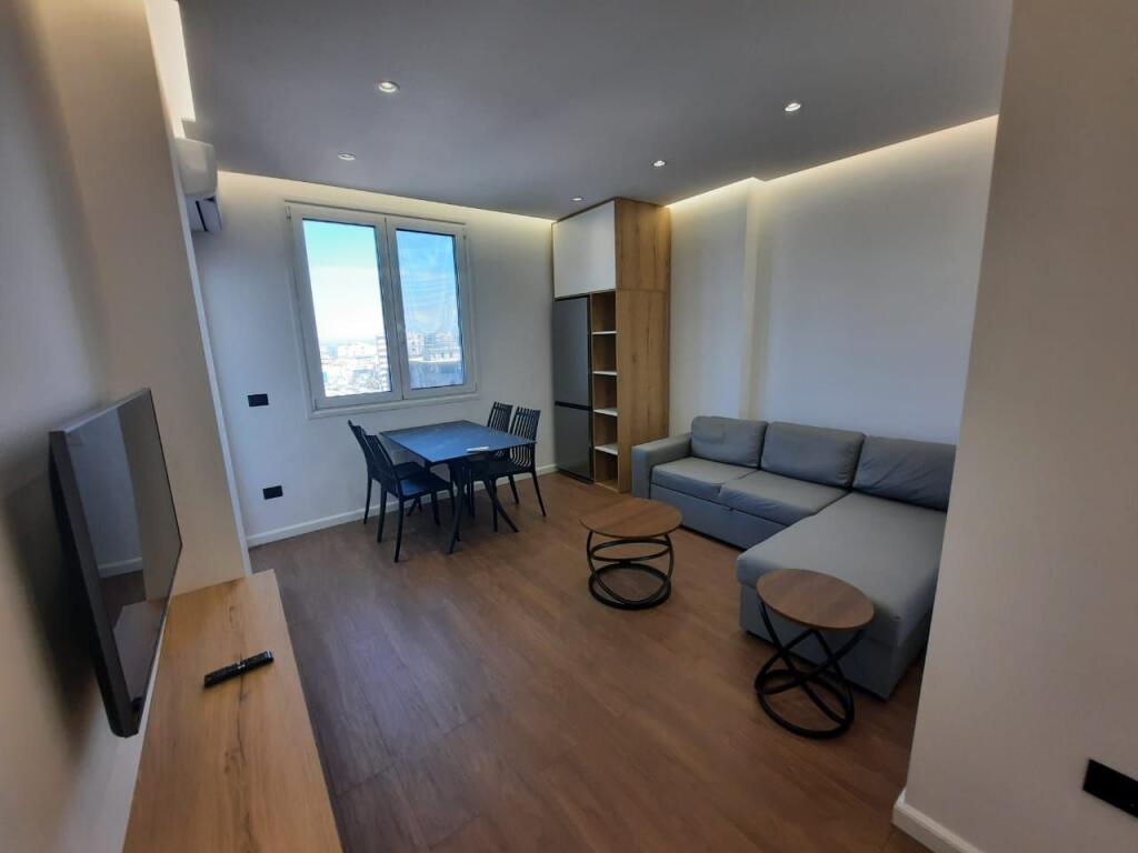 Jepet apartament me qera  2+1 ne qender te durresit