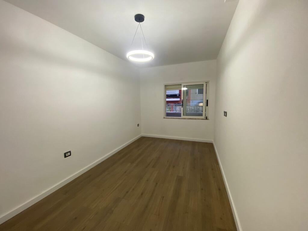 Shesim apart 1+1 me verande te Komuna e Parisit