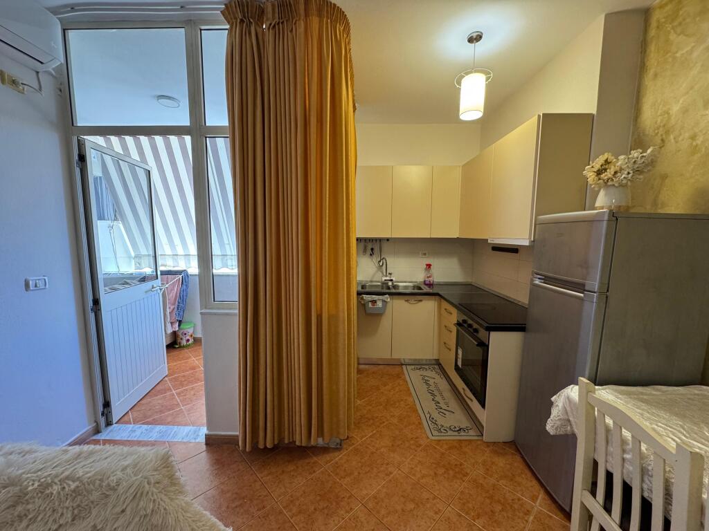 Jepet apartament me qera 1+1 qender durres cmimi 350 euro