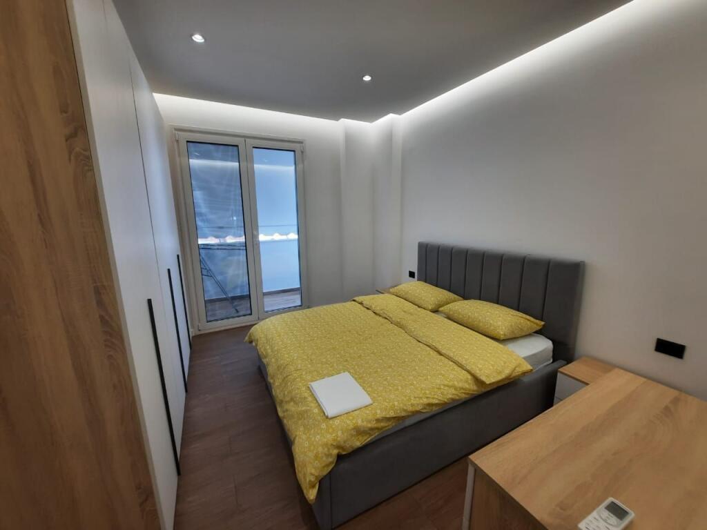 Jepet apartament me qera  2+1 ne qender te durresit