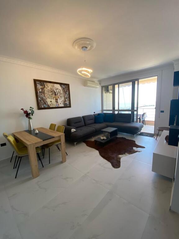 Jepet apartament me qera 1+1 me pamje fantastike nga deti