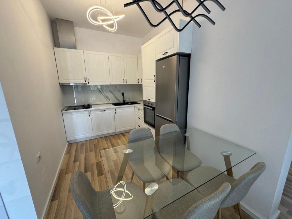 Jepet apartament me qera 2+1 plazh lagja 13 durres