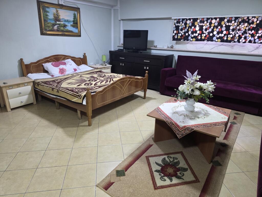 Jepet me qira 1+1 RRUGA MYSLYM SHYRI 400 mije leke