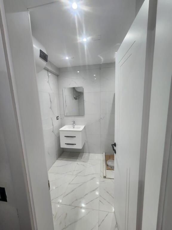 For rent 1+1 PARIS COMMUNE 750€