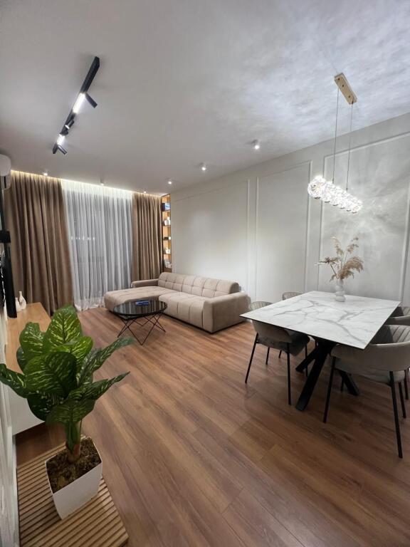 Jepet me qira 1+1 PORCELAN PERBALLE UET 750€