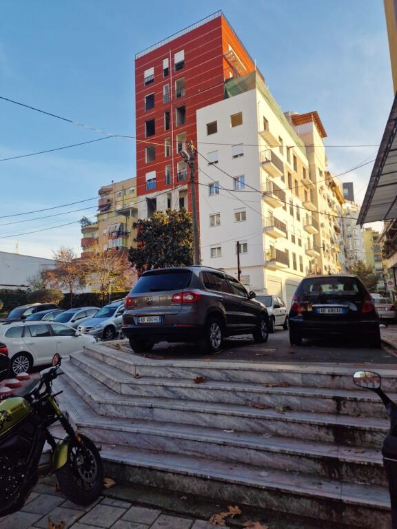 Jepet  me qera  apartament  2+1(Rruga Reshit Petrela))